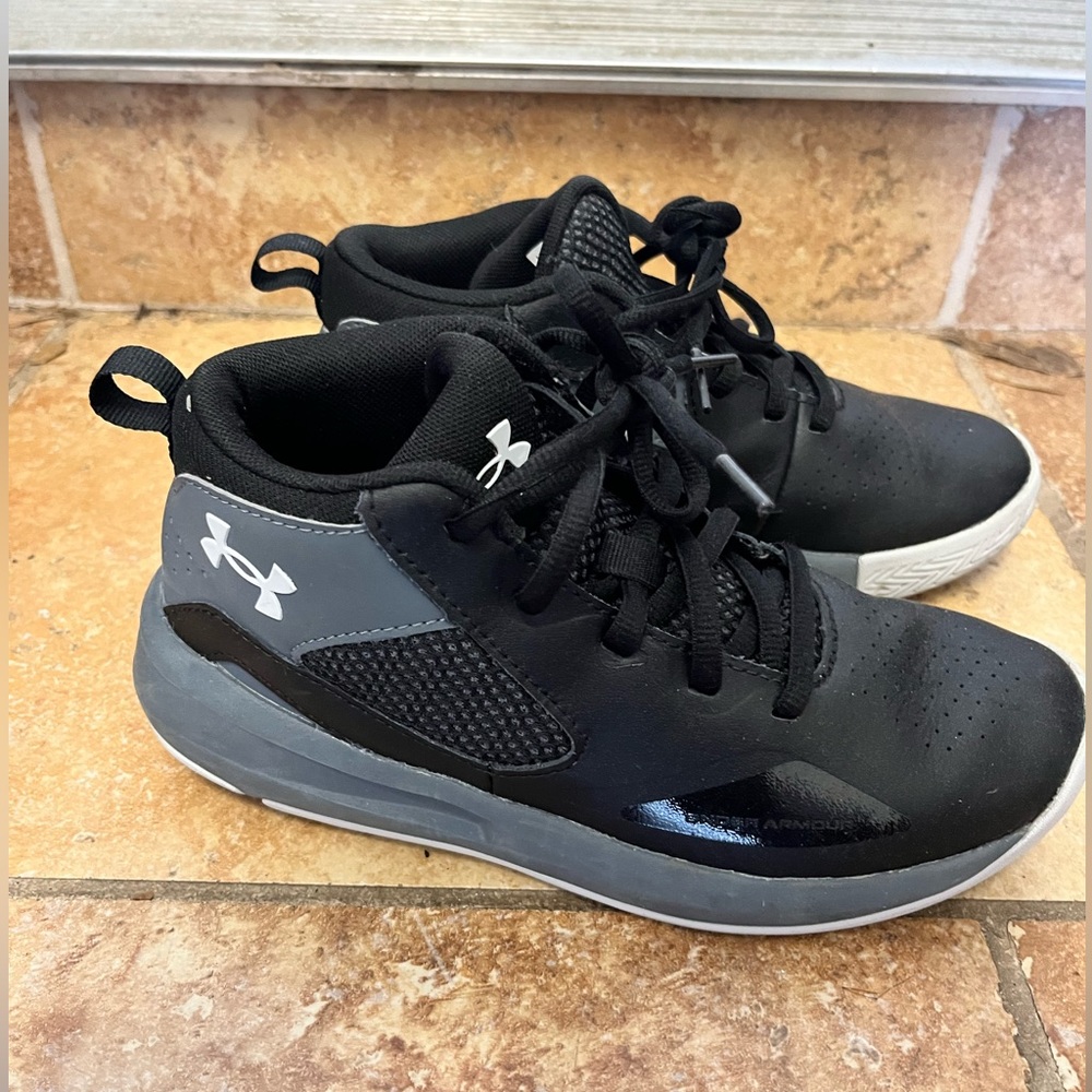 Youth Under Armour Basketball Shoes Sz 3Y